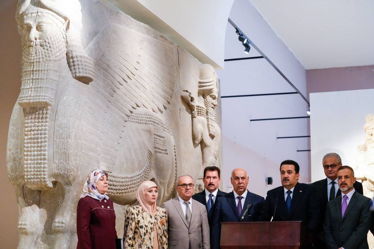 السوداني يحث إدارات المدارس على إقامة سفرات خاصة للمتحف العراقي ويعد باستعادة الآثار المهربة