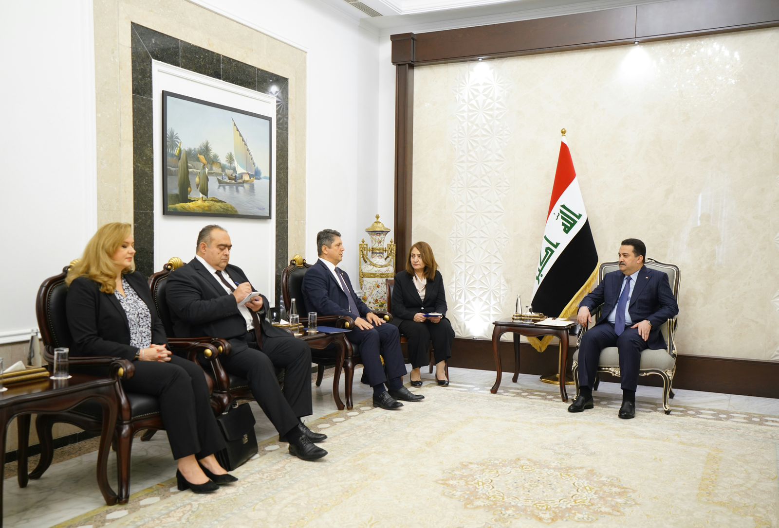 السوداني يتلقى دعوة رسمية لزيارة رومانيا ويدعوها للمساهمة بمشروع طريق التنمية