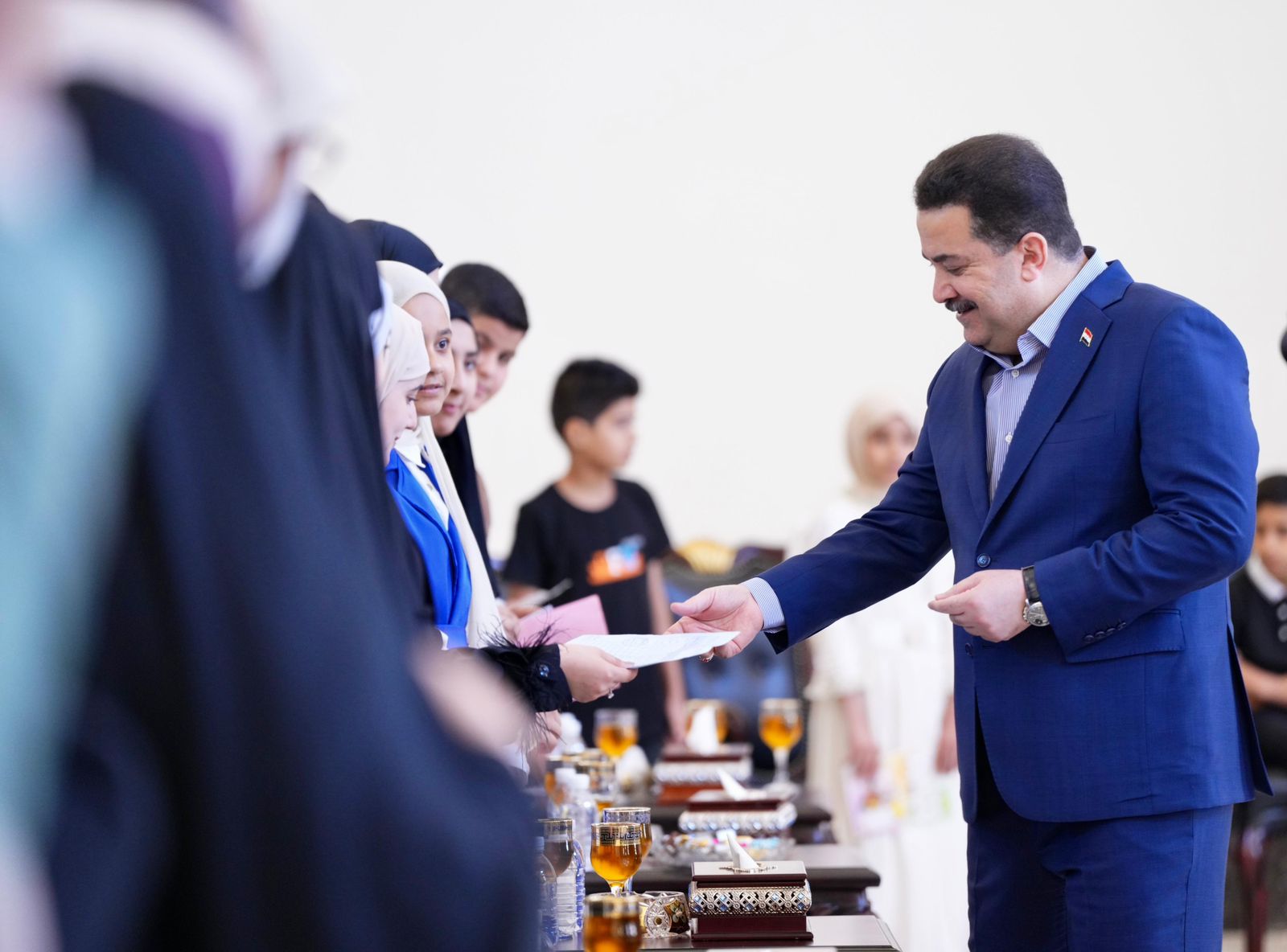 السوداني يستقبل مجموعة من عوائل الشهداء والتلاميذ الأيتام المتفوقين (صور)