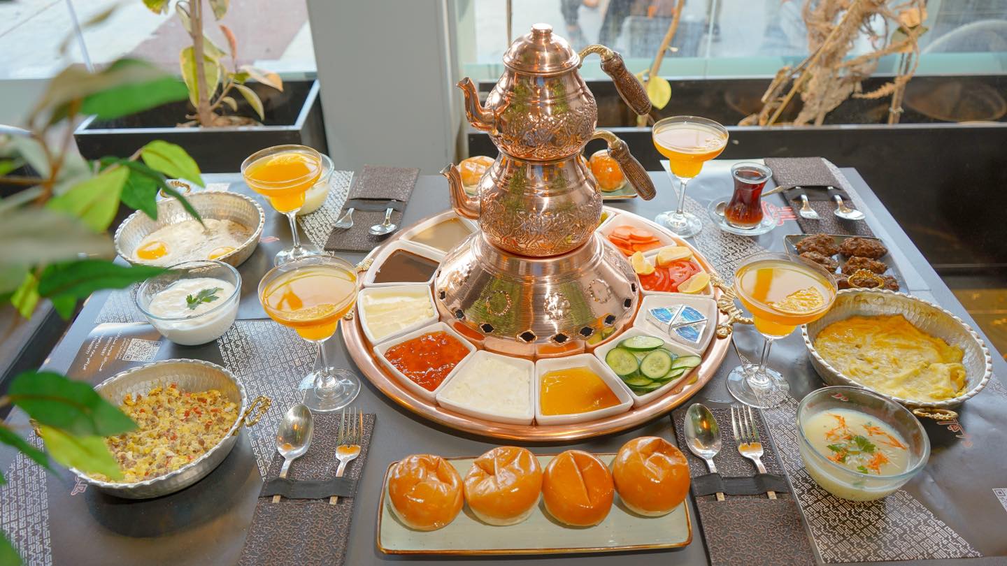 كيف يؤثر توقيت الإفطار على مستويات السكر في الدم لدى مرضى السكري؟