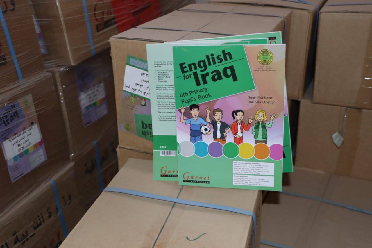 وزارة التربية تشرع بتسليم المناهج الدراسية للمديريات العامة