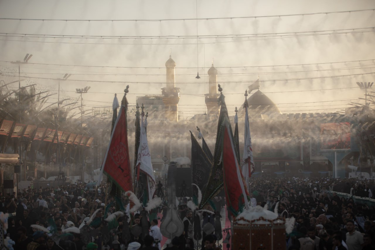 بتدابير وفرت أجواء طيبة.. في ليلة التاسع من المحرم زخم شديد للمواكب والزائرين المعزين في كربلاء (صور)