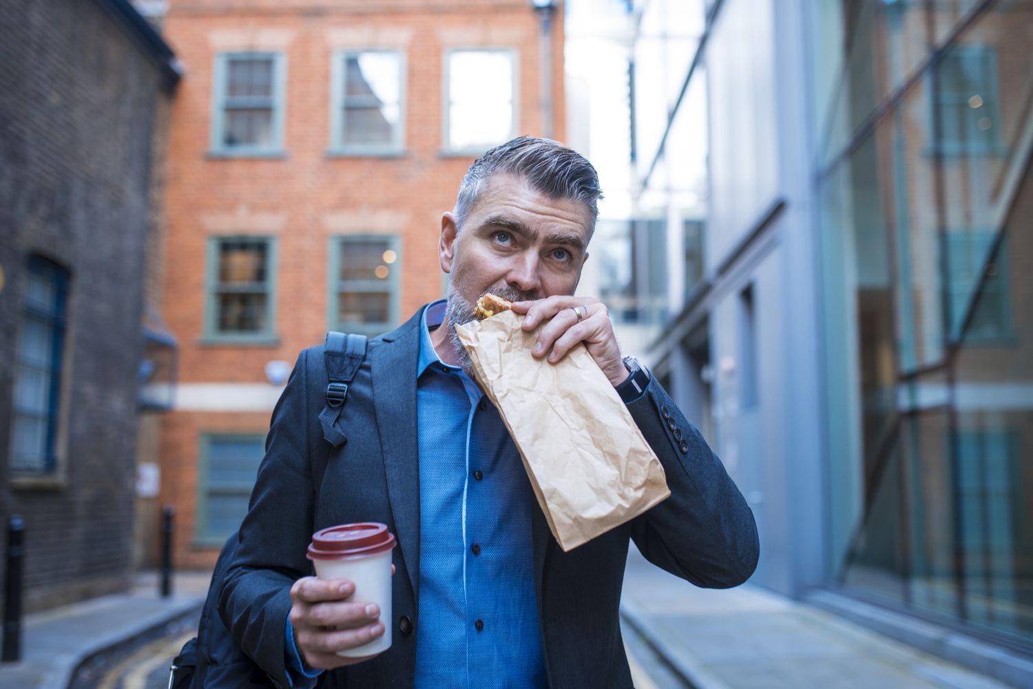 أكل الطعام بسرعة.. طريق سريع إلى أمراض خطيرة