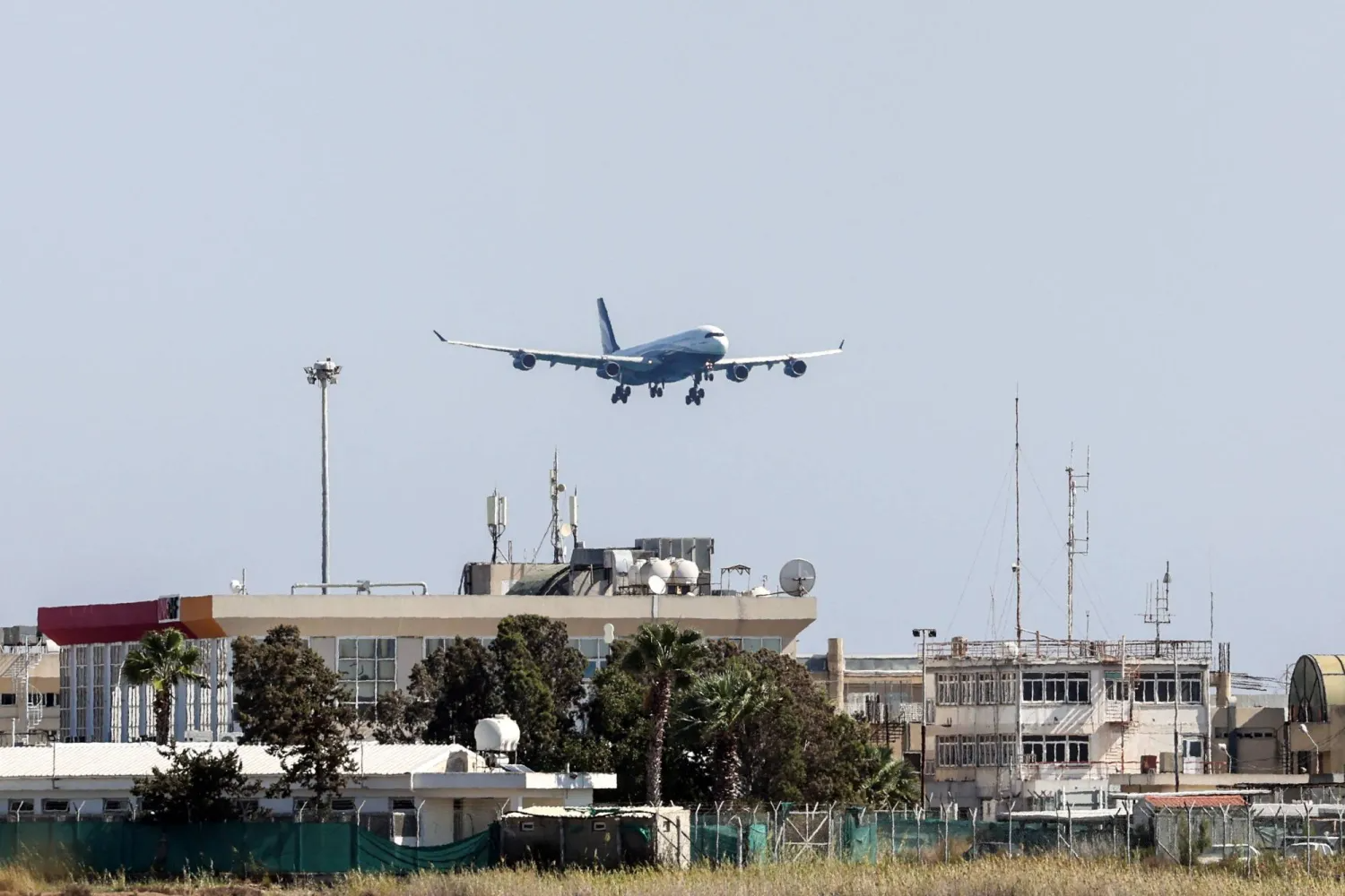 لبنان يرفض طلباً إيرانياً لهبوط طائرتين في بيروت خشية "استهداف إسرائيلي"