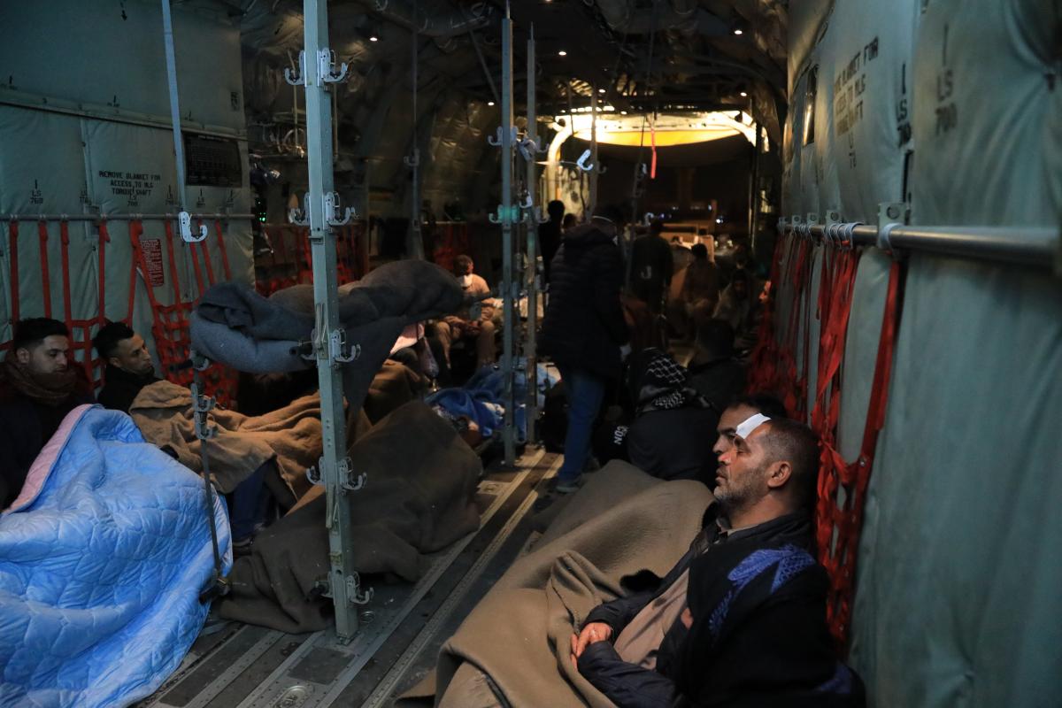 بالصور:وصول جرحى حادث السير في سوريا الى مطار النجف