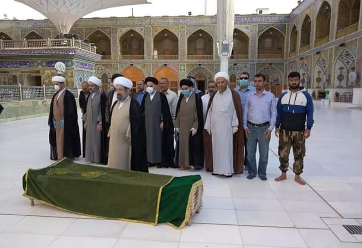 بالصورة..التزام نجل السيد السيستاني بالتعليمات الصحية أثناء إقامة صلاة الميت