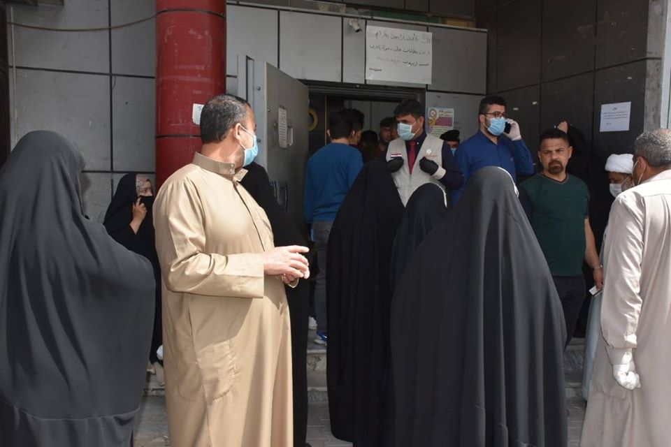 كربلاء:تجمهر للمواطنين أمام مكاتب الـ(كي كارد ) وشرطة المحافظة تصدر بيان تحذيريا بذلك(مصور)