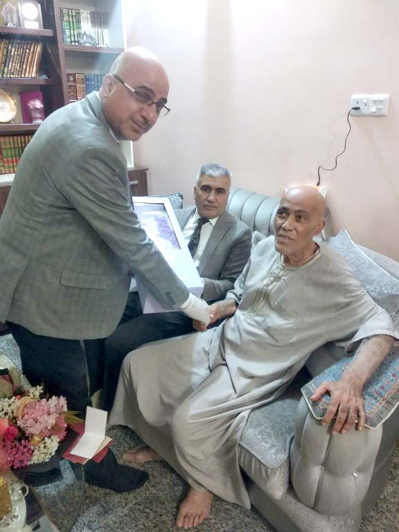 وزير التعليم العالي يتفقد الحالة الصحية لرئيس جامعة كربلاء الاسبق