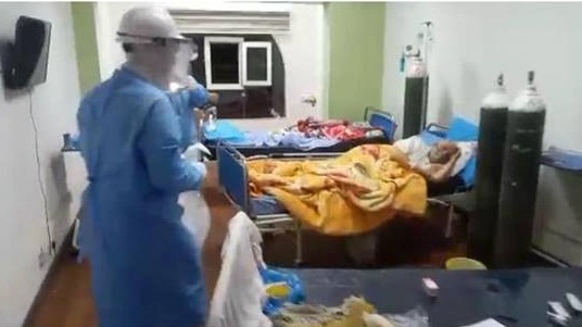 فيديو:العتبة الحسينية توزع هدايا معنوية للمصابين بكورونا داخل ردهة الحميات في مستشفيي ابن الخطيب والفرات ببغداد