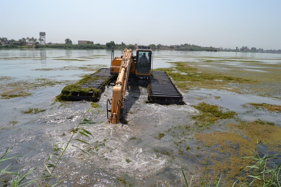 الجمعيات الفلاحية التعاونية في كربلاء تتابع أعمال الكري والتنظيف في مقدمة سدة الهندية