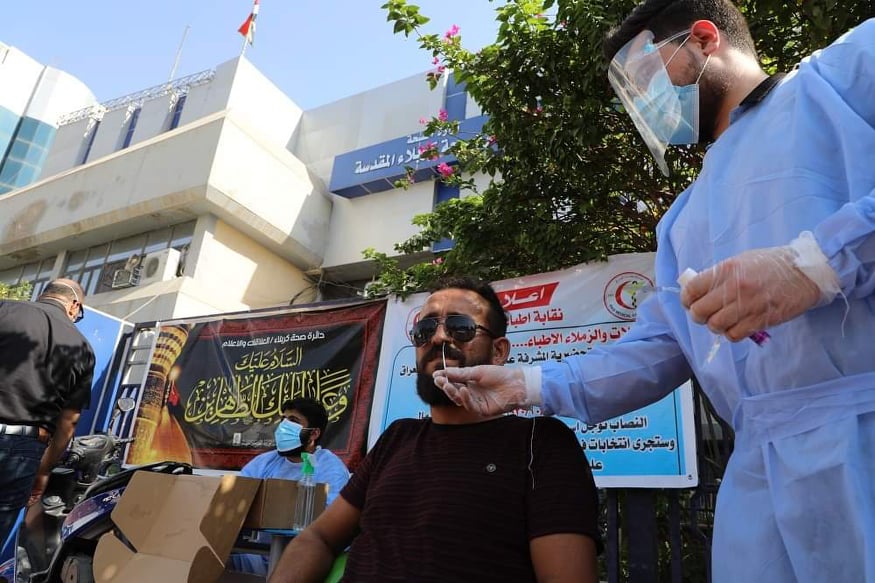 كربلاء:مسح ميداني بأخذ مسحاتٍ للأنف والبلعوم لزائري الاربعين بإستخدام تقنية الـ ( pcr )..مصور