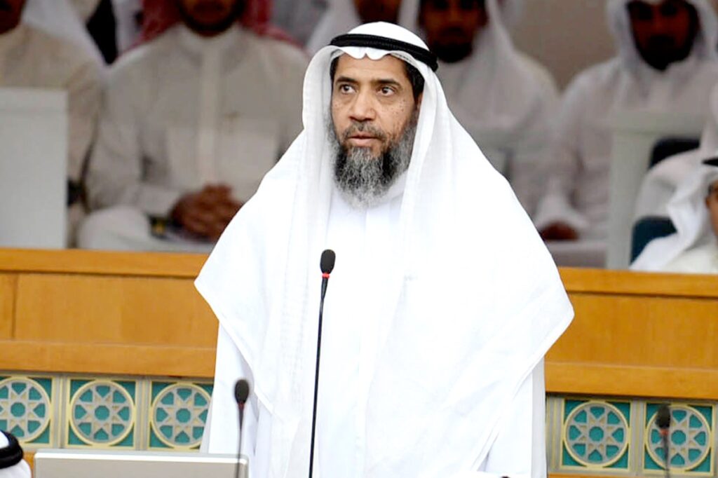 نائب كويتي.. يطالب بجلد الوافدين