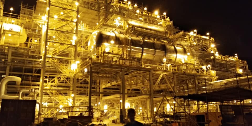 شاهد صور ليلية لوحدات التصفية النفطية في مصفى كربلاء