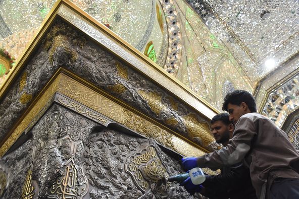 بالصور:صيانة وجلي شباك مرقد سيد الشهداء الحسين بن علي عليهما السلام في كربلاء
