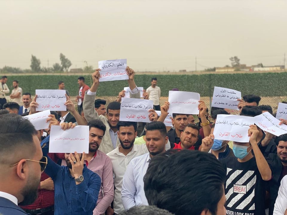 بالصور ... طلبة كلية القانون ينظمون وقفة احتجاجية أمام رئاسة جامعة كربلاء