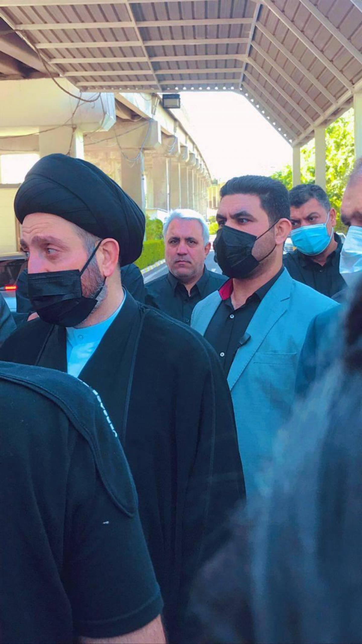 بالصور .. الحكيم يشارك في تشييع احد قيادات حزبه بعد وفاته بسبب كورونا