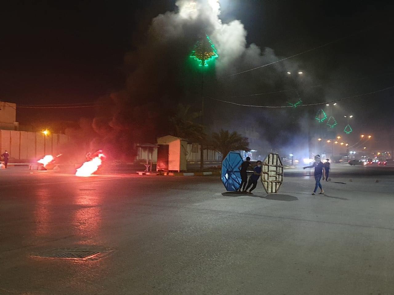 بعد ساعة من اغتيال الوزني :متظاهرو كربلاء يقطعون الطريق امام مبنى المحافظة ويشعلون الاطارات( فيديو وصور)