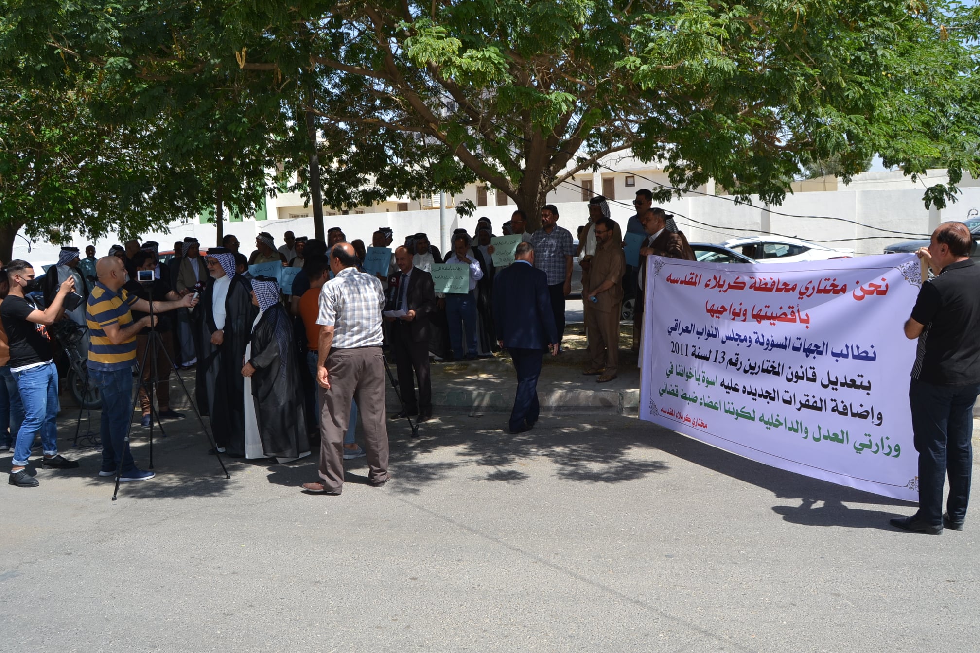 مختارو كربلاء المقدسة يتظاهرون امام مكتب مجلس النواب بالمحافظة
