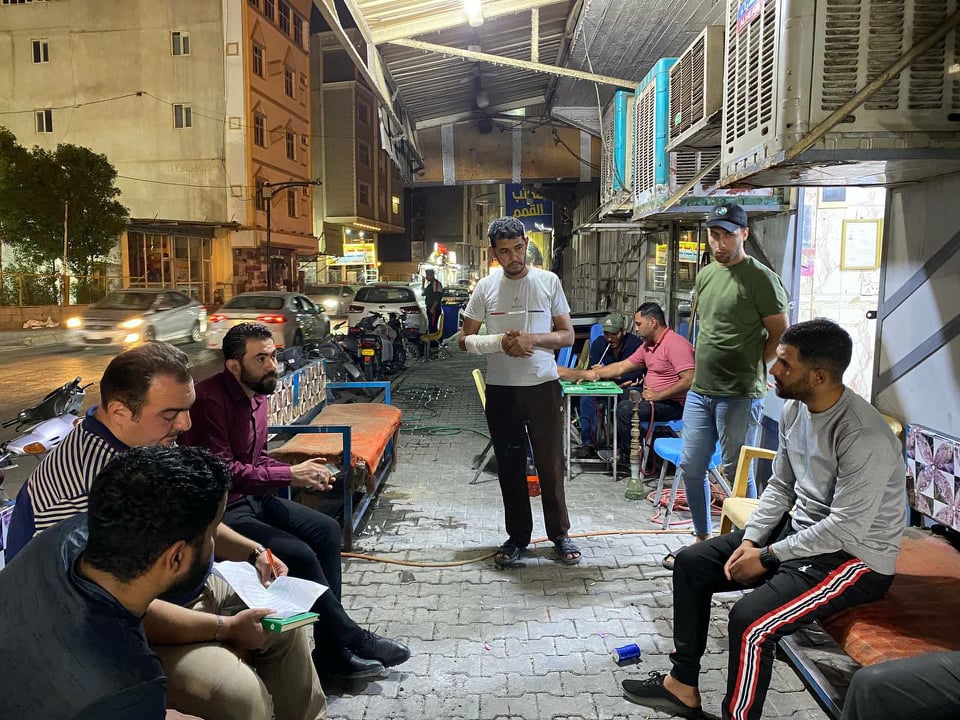 بالصور:العتبة الحسينية المقدسة تستهدف مرتادي المقاهي من شريحة الشباب من خلال "صناع الحياة"