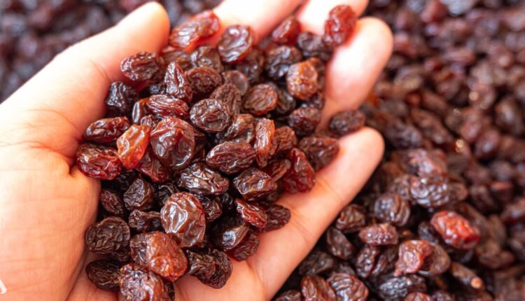 تناول الزبيب يومياً يحمي الجسم من بعض الأمراض