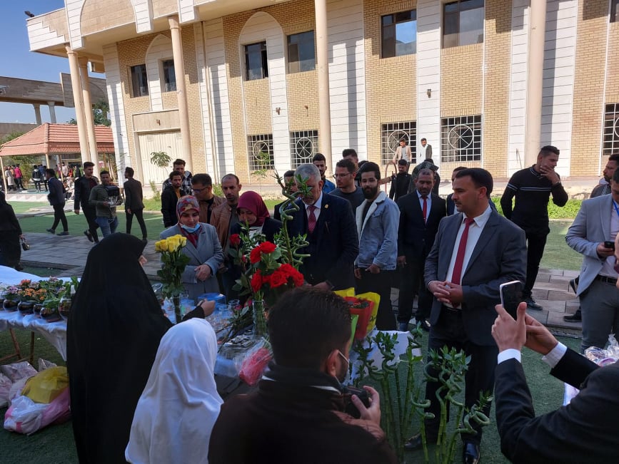 منظمة أنامل بابلية تقييم بازارا خيريا في جامعة كربلاء لدعم مرضى السرطان