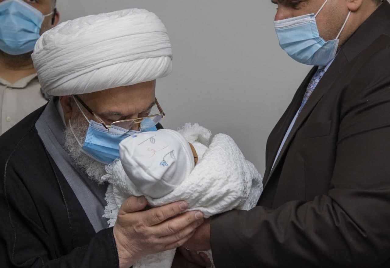 ممثل السيد السيستاني يكبر باذن طفل حديث الولادة ضمن المبادرة المجانية التي تكفلتها العتبة الحسينية