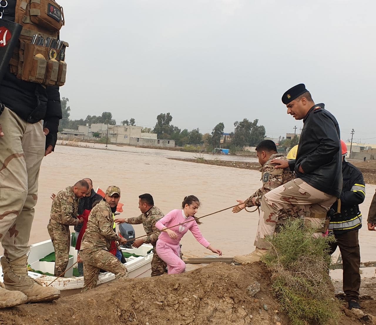 بالصور.. القوات الأمنية تنقذ العديد من العوائل المحاصرة نتيجة السيول في كركوك