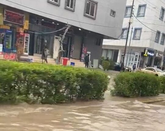 السيول تحاصر مجلس الوزراء في اربيل