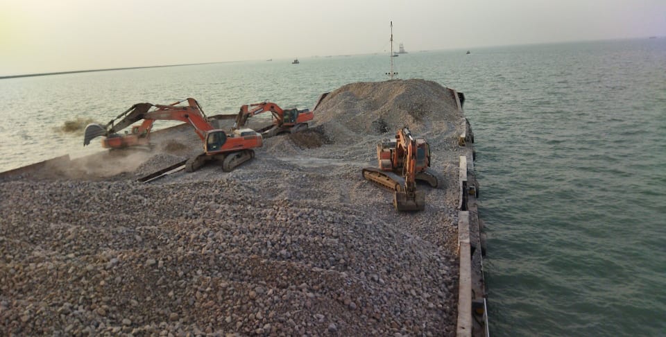 بالصور :استمرار الاعمال في ميناء الفاو الكبير