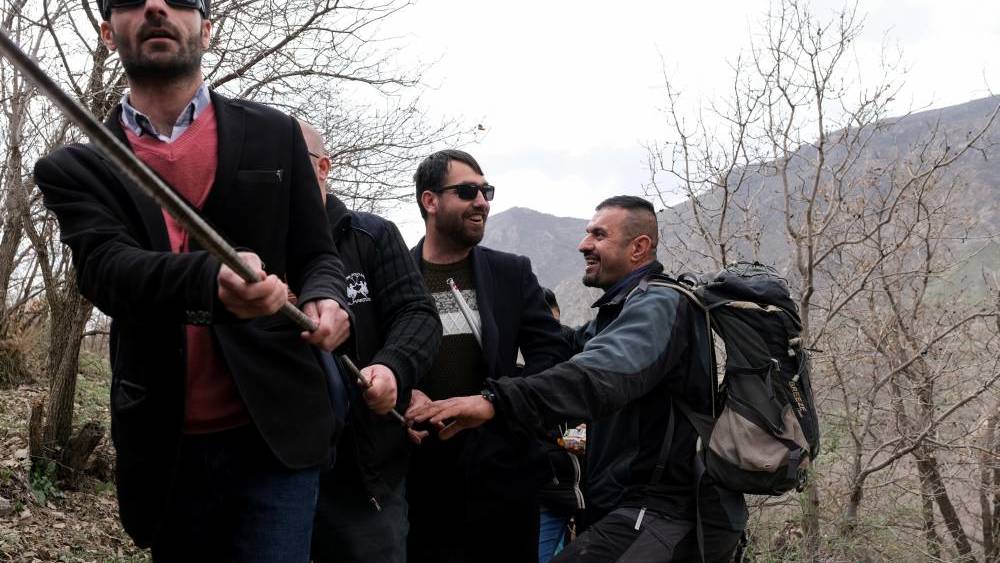 مكفوفون يصعدون جبلاً في كردستان العراق