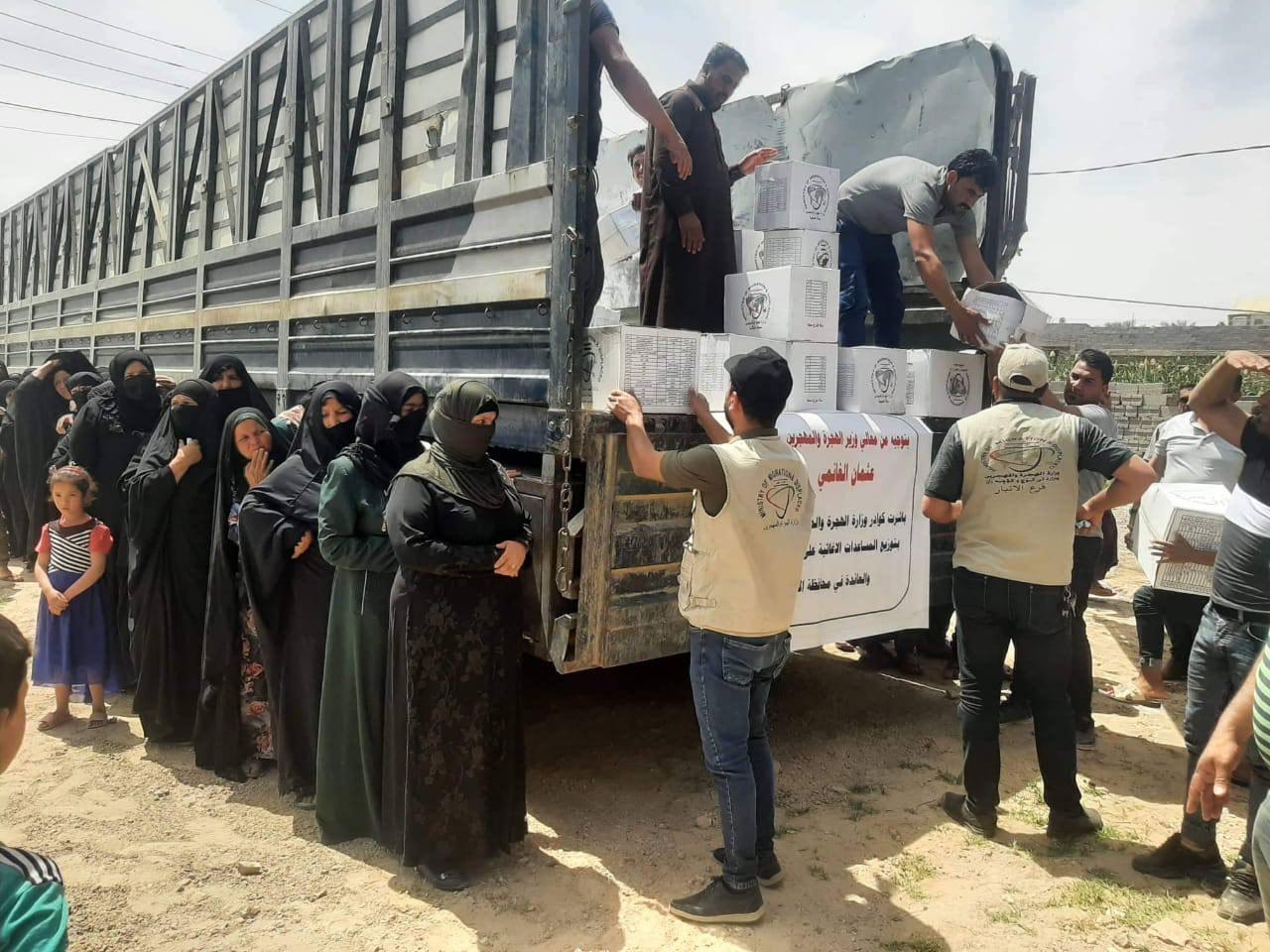 وزارة الهجرة تقوم بتوزيع المساعدات على النازحين والعائدين في دهوك والانبار