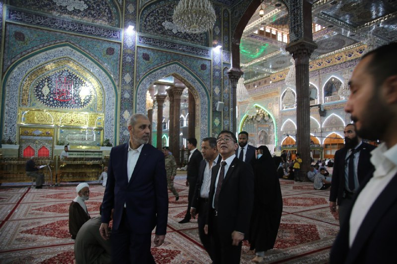 بالصور:السفير الياباني يتجول في منطقة بين الحرمين وسط كربلاء ويلتقي بممثل السيد السيستاني