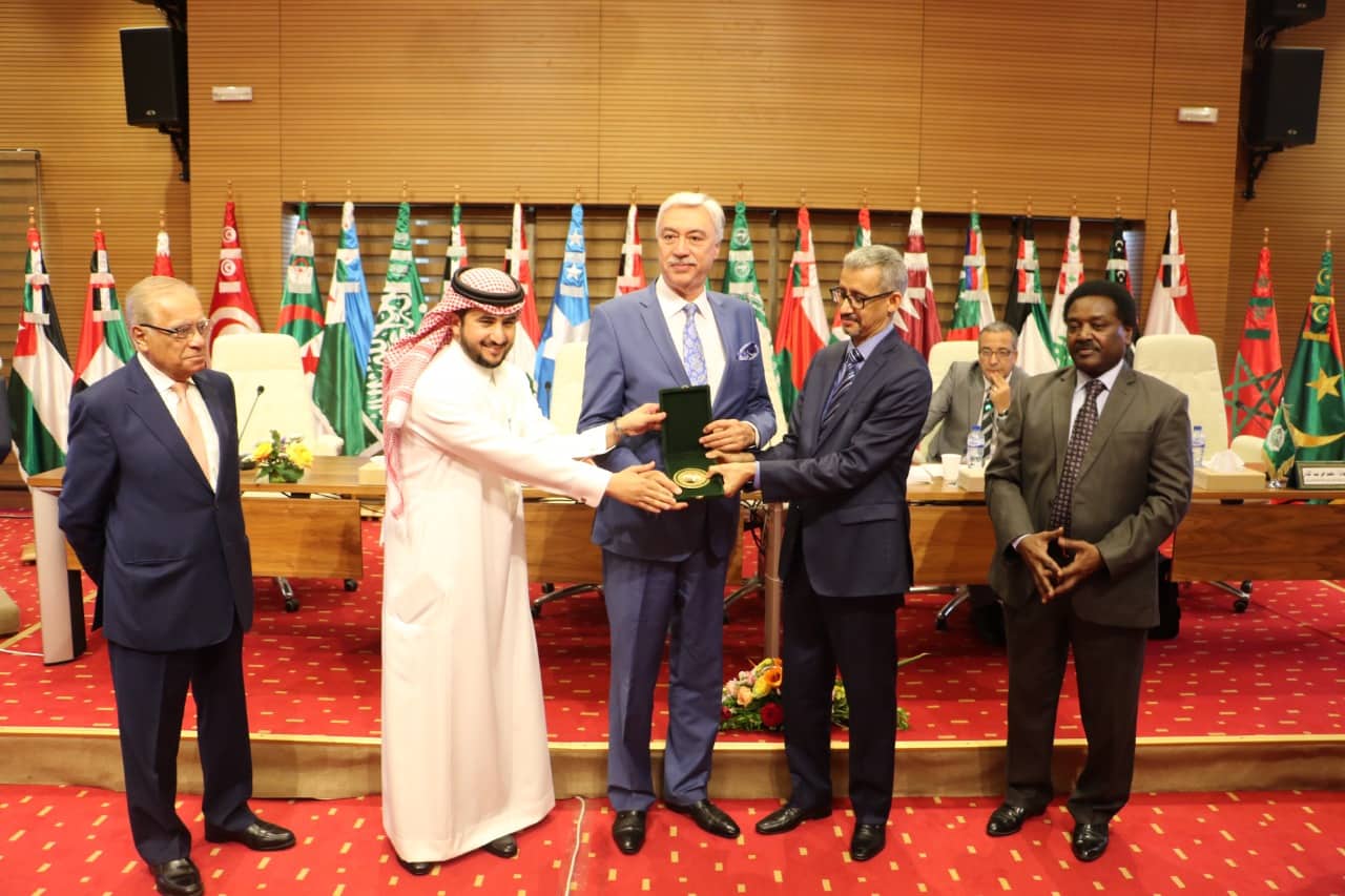 مسؤول عراقي في وزارة التربية يحصل على ميدالية ذهبية من منظمة الالكسو في تونس