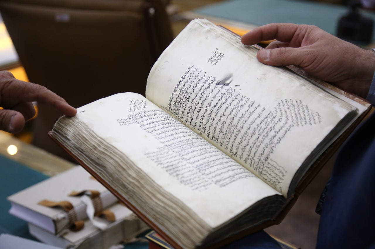 منها مصحف بخط الامام السجاد (عليه السلام) مركز ترميم المخطوطات في كربلاء يعيد 5600 مخطوطة الى عبقها التاريخي