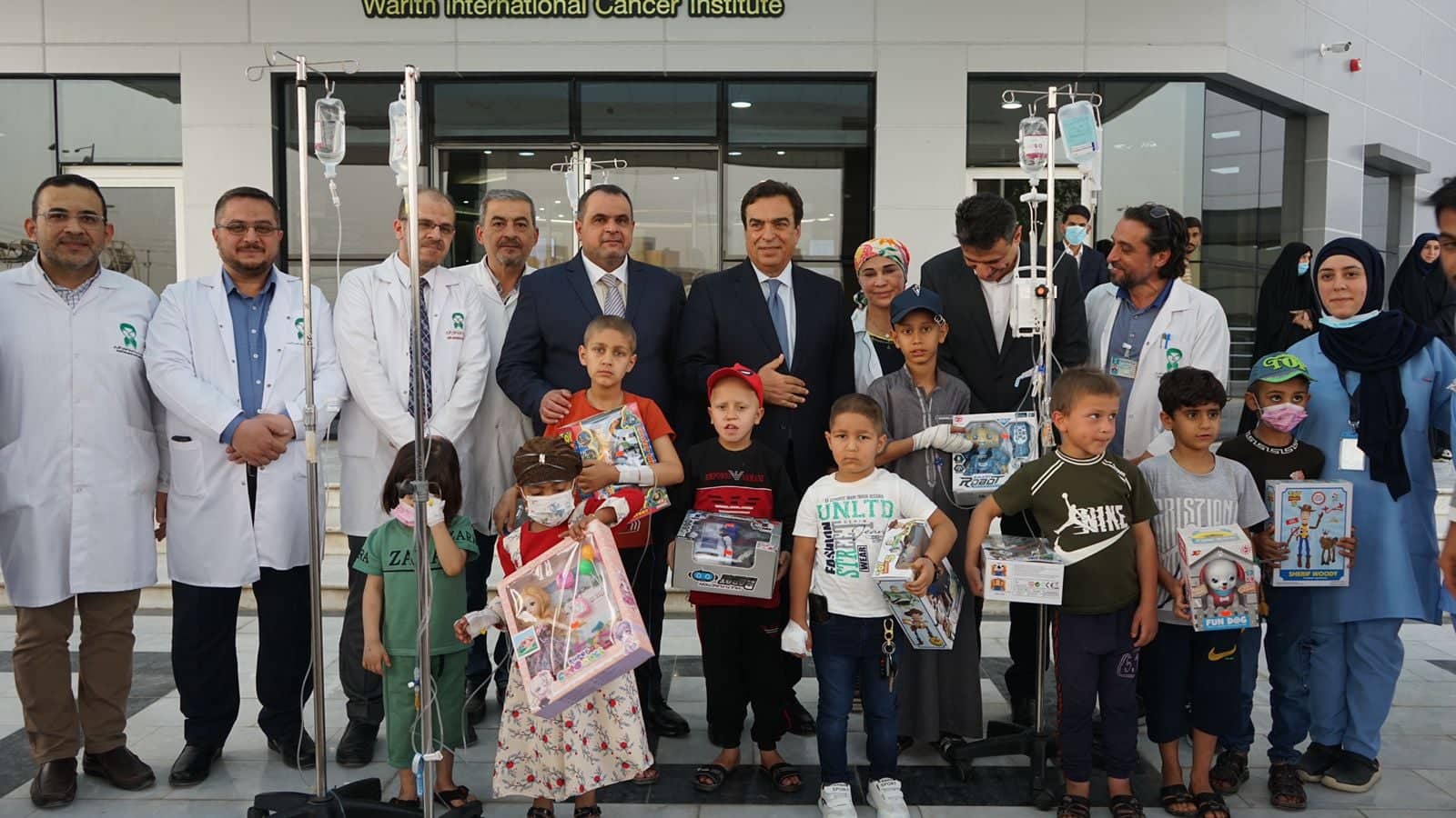 بالفيديو..جورج قرداحي في مستشفى الوارث للاورام السرطانية بكربلاء :المستشفى شبه الوحيد من نوعه في الشرق الأوسط