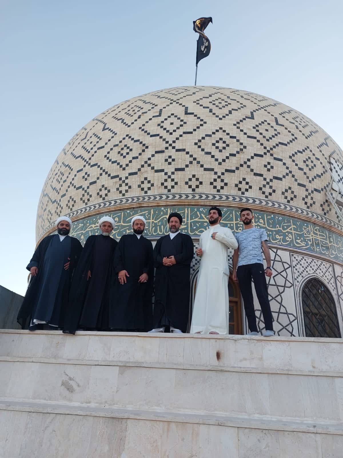 بالصور:العتبة الحسينية ترفع راية الامام الحسين عليه السلام في مرقد السيدة زينب بسوريا