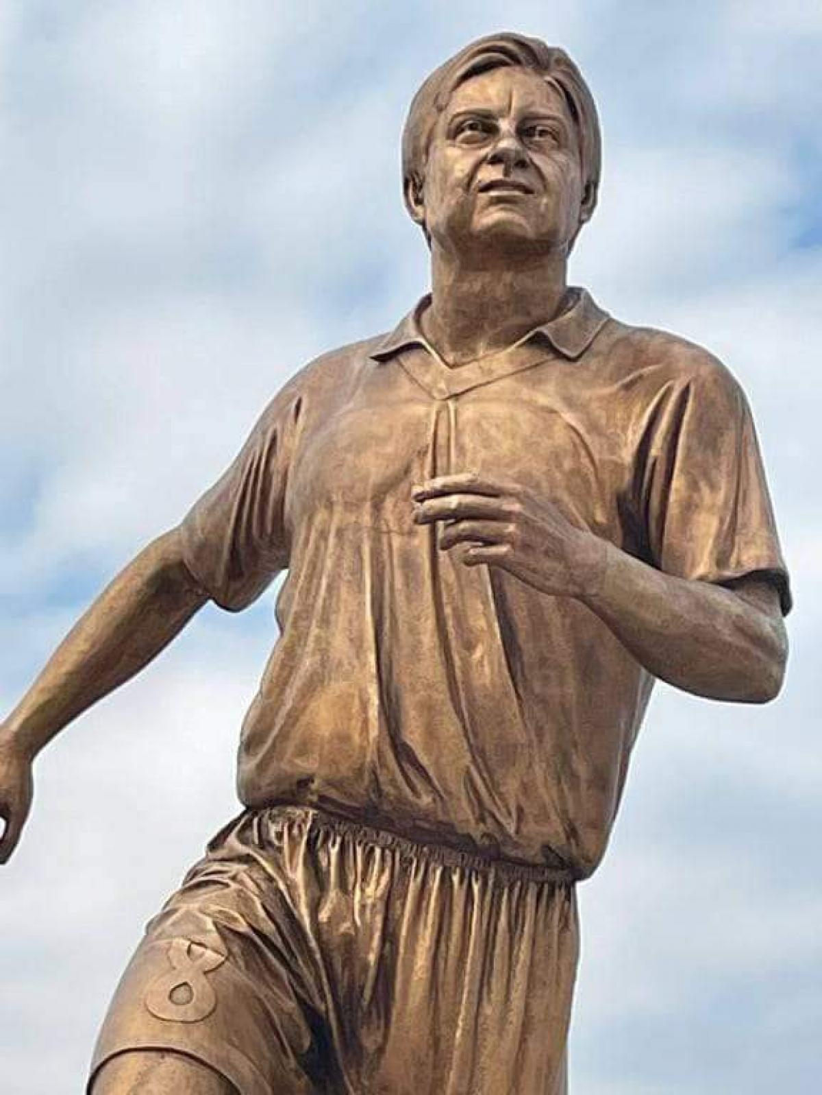 وزارة الشباب والرياضة توضح بشأن تعرض تمثال الراحل أحمد راضي الى الكسر