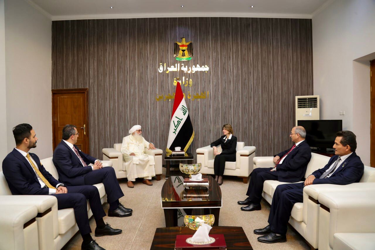 وزير الهجرة تستقبل رئيس طائفة الصابئة المندائين في العراق  والعالم ويبحثان اوضاع المكونات في البلاد