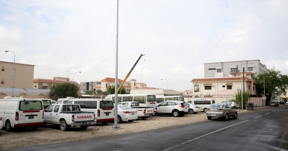 المرور تعتزم تغريم السيارات المتوقفة أمام المحال والمنازل السكنية في الأزقة