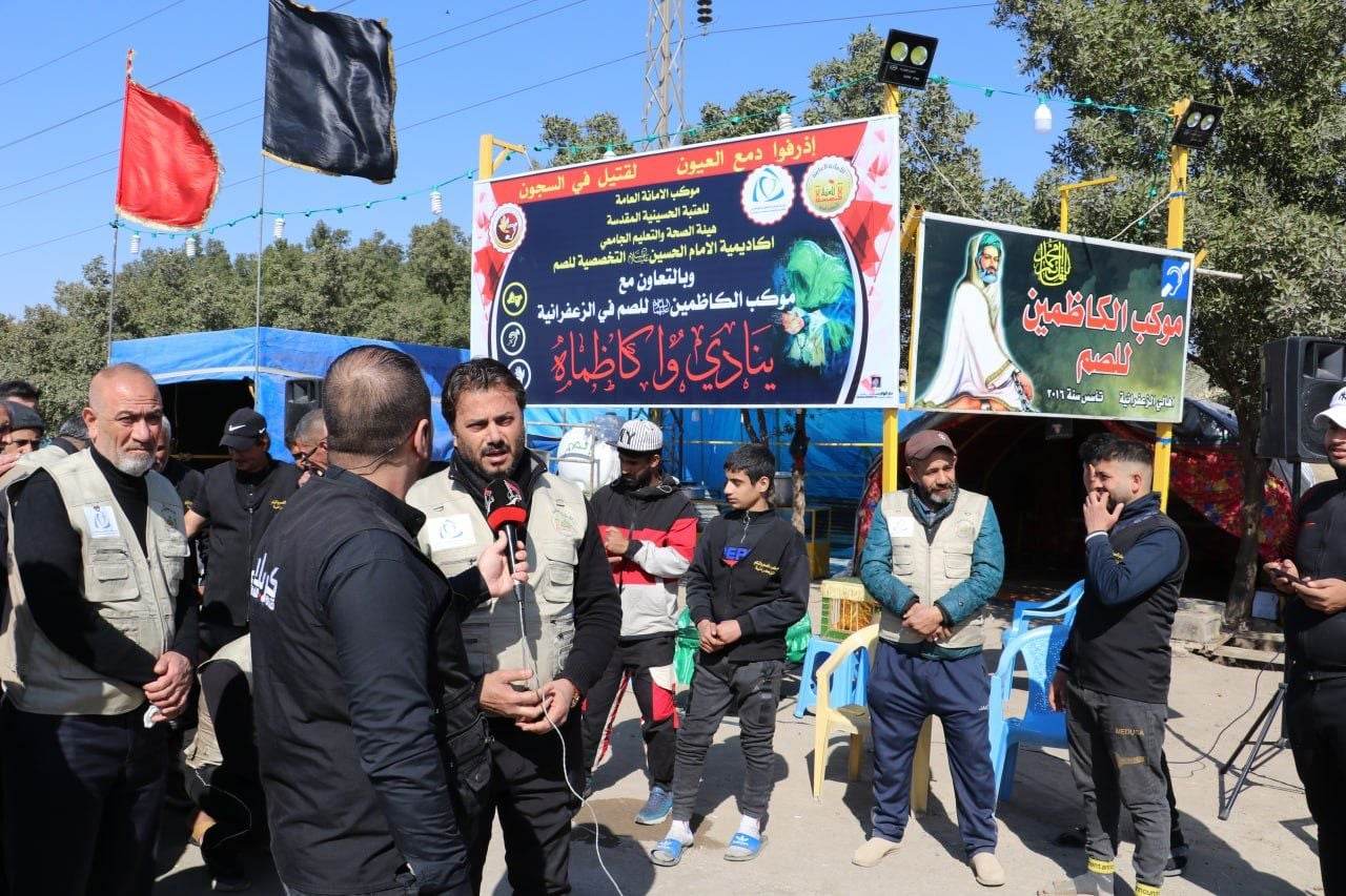 الصم والبكم يقدمون خدماتهم لزوار الامام الكاظم في ذكرى استشهاده(مصور)