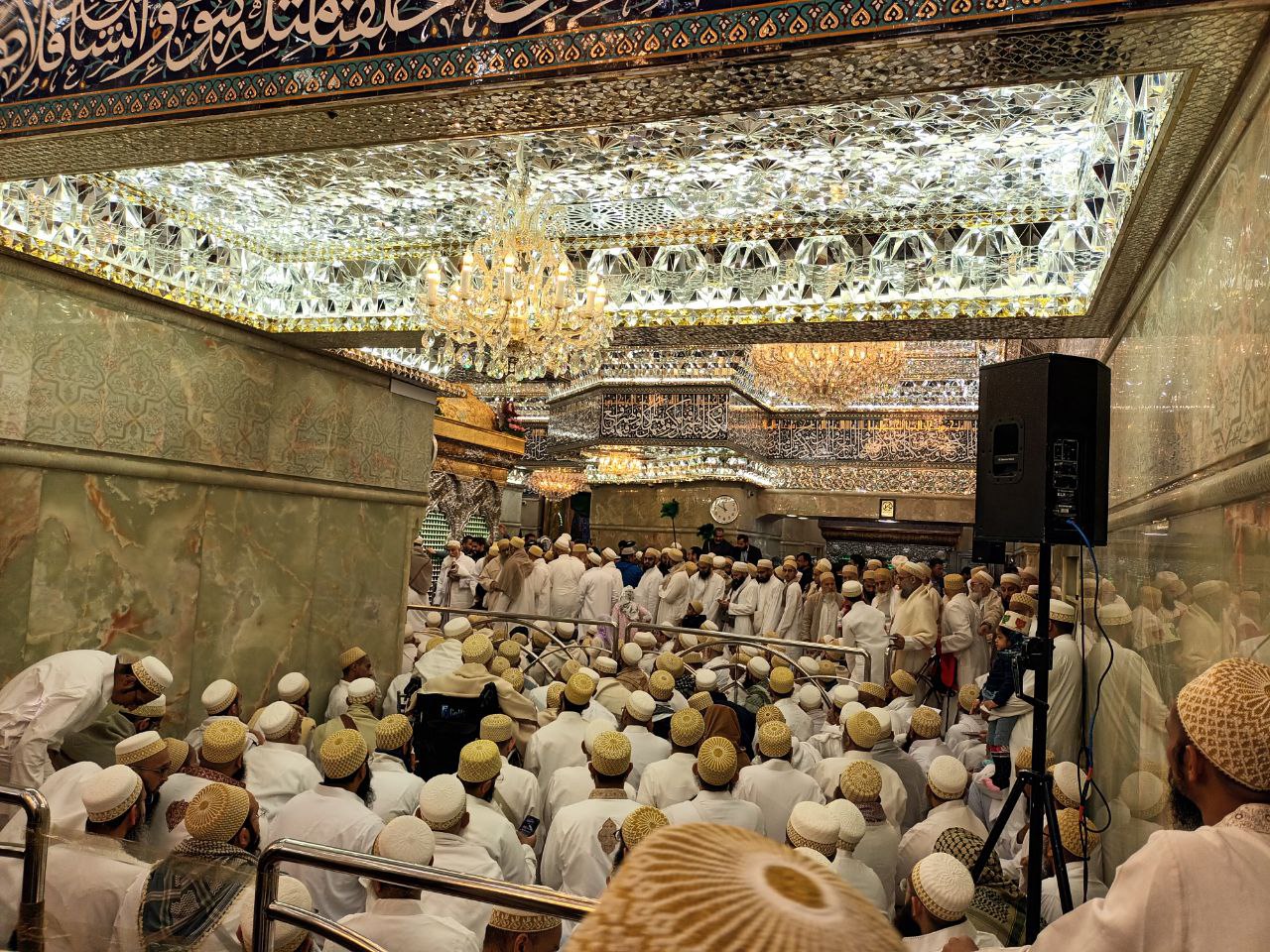 بالفيديو:الآف من طائفة البهرة يتقدمهم زعيمهم يؤدون مراسم زيارة الإمام الحسين ( عليه السلام )