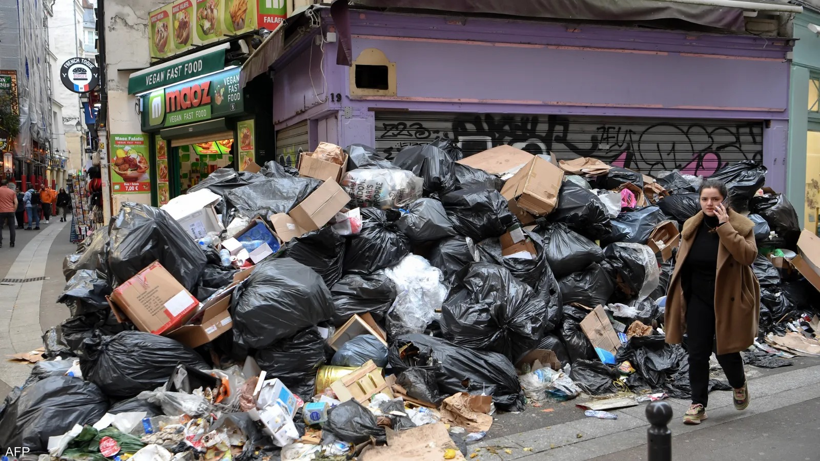 صور.. باريس تغرق في القمامة وتستنجد بالجيش لتنظيف الشوارع