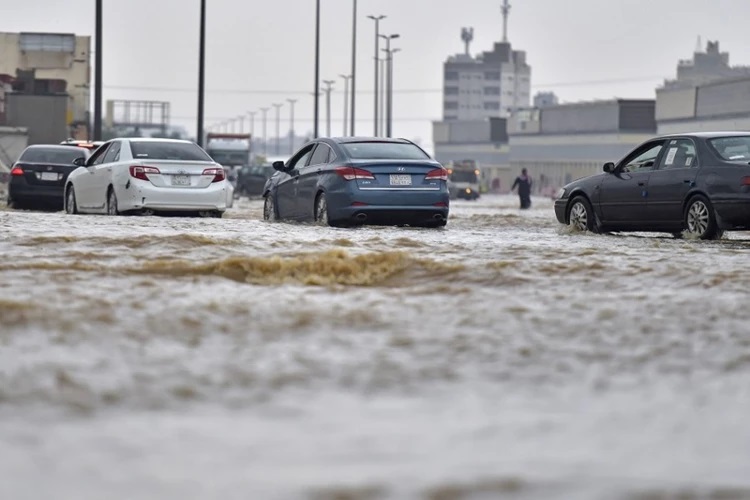 تحذير من سيول جارفة وامطار رعدية في صحراء الانبار