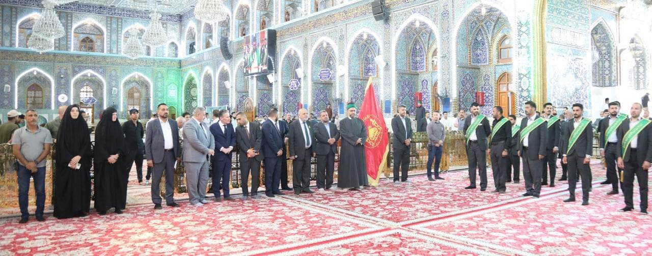 فيديو:السفير الهولندي يشارك بمراسيم دينية في الصحن الحسيني الشريف