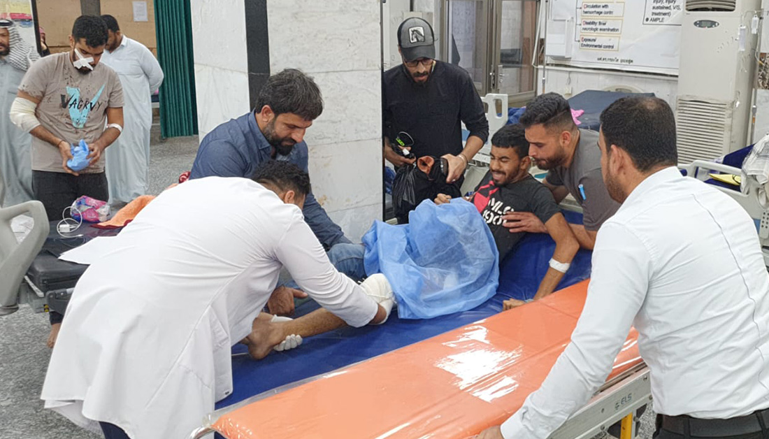 زوار من دولة خليجية يتعرضون لحادث سير بالعراق ..ممثل السيستاني يتكفل بعلاجهم (صور)