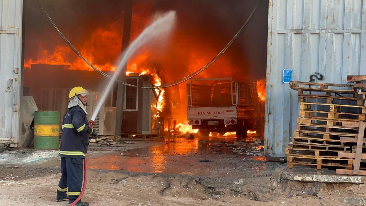 بالصور :حريق بعدد من المخازن في النجف الاشرف وعجلات الانقاذ من المحافظات المجاورة تساهم باطفاء الحريق