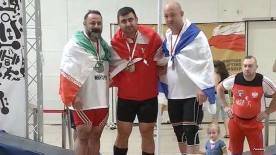 إيران توقف نشاط رباع بعد مصافحته رياضيا إسرائيليا