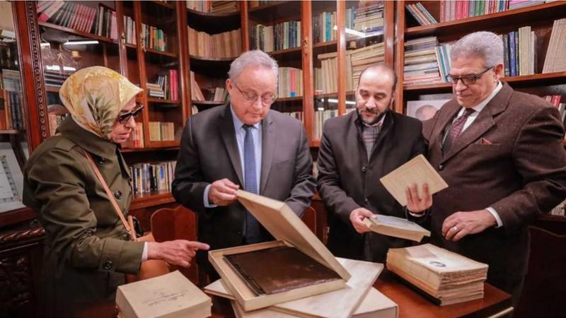 ابنة نجيب محفوظ تهدي مكتبته الخاصة لمكتبة الإسكندرية