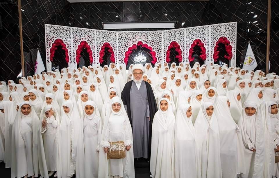 ممثل المرجع السيستاني يتوسّط تلميذات مدارس العتبة الحسينية المقدسة في حفل تكليفهن (صور)