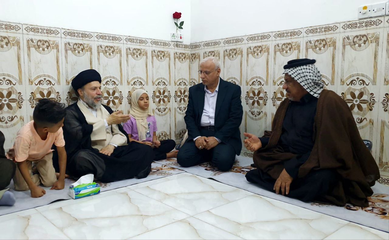 نجل المرجع الحكيم يتعايش مع احدى عوائل شهداء العراق ويتابع احوالهم